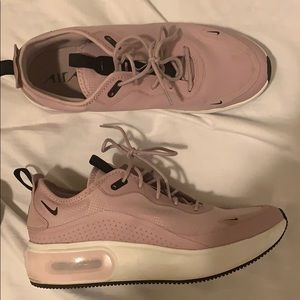 Nike Shoes - Lightly worn Nike Airmax shoes size 10 (women’s) Nike Shoes - Lightly worn Nike Airmax shoes size 10 (women’s)